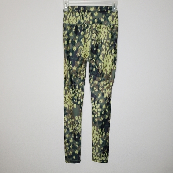 Aerie Offline Olive Green Printed Shine Crossover High Rise 7/8 Leggings - Picture 6 of 10